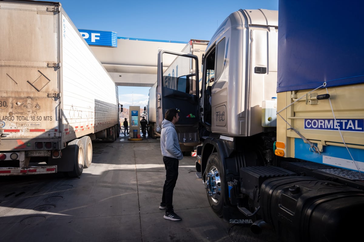 Camiones esperan horas para poder cargar combustible en la estación YPF de Perdriel 
