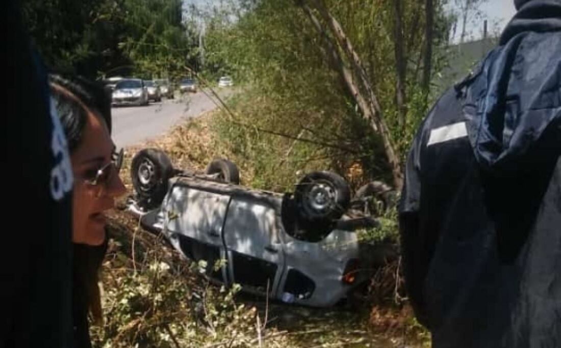 La Duster, que era conducida por una mujer, terminó volcada en un zanjón. Gentileza El Nueve.com