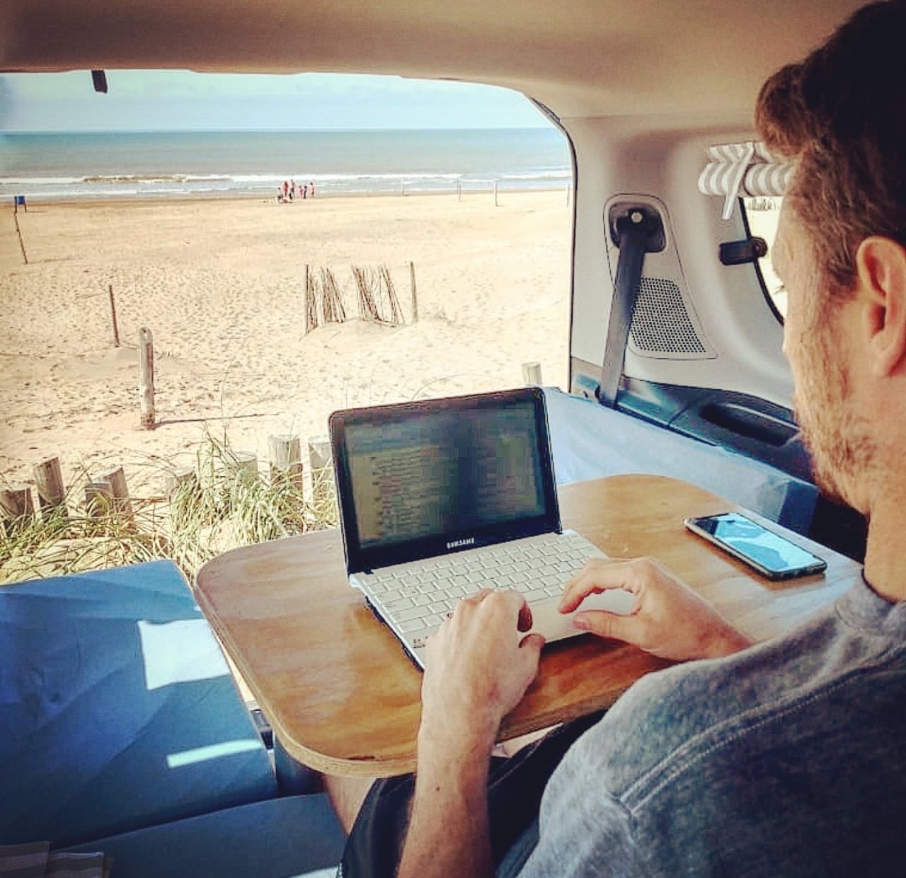 Güido trabajando desde la van desde la costa atlántica