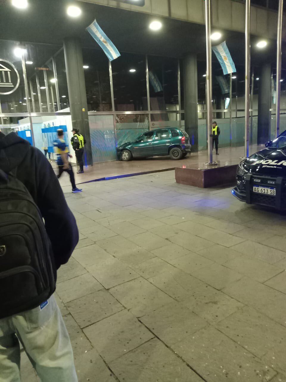 Los caminantes se quedaron custodiando la entrada al edificio luego de la colisión.