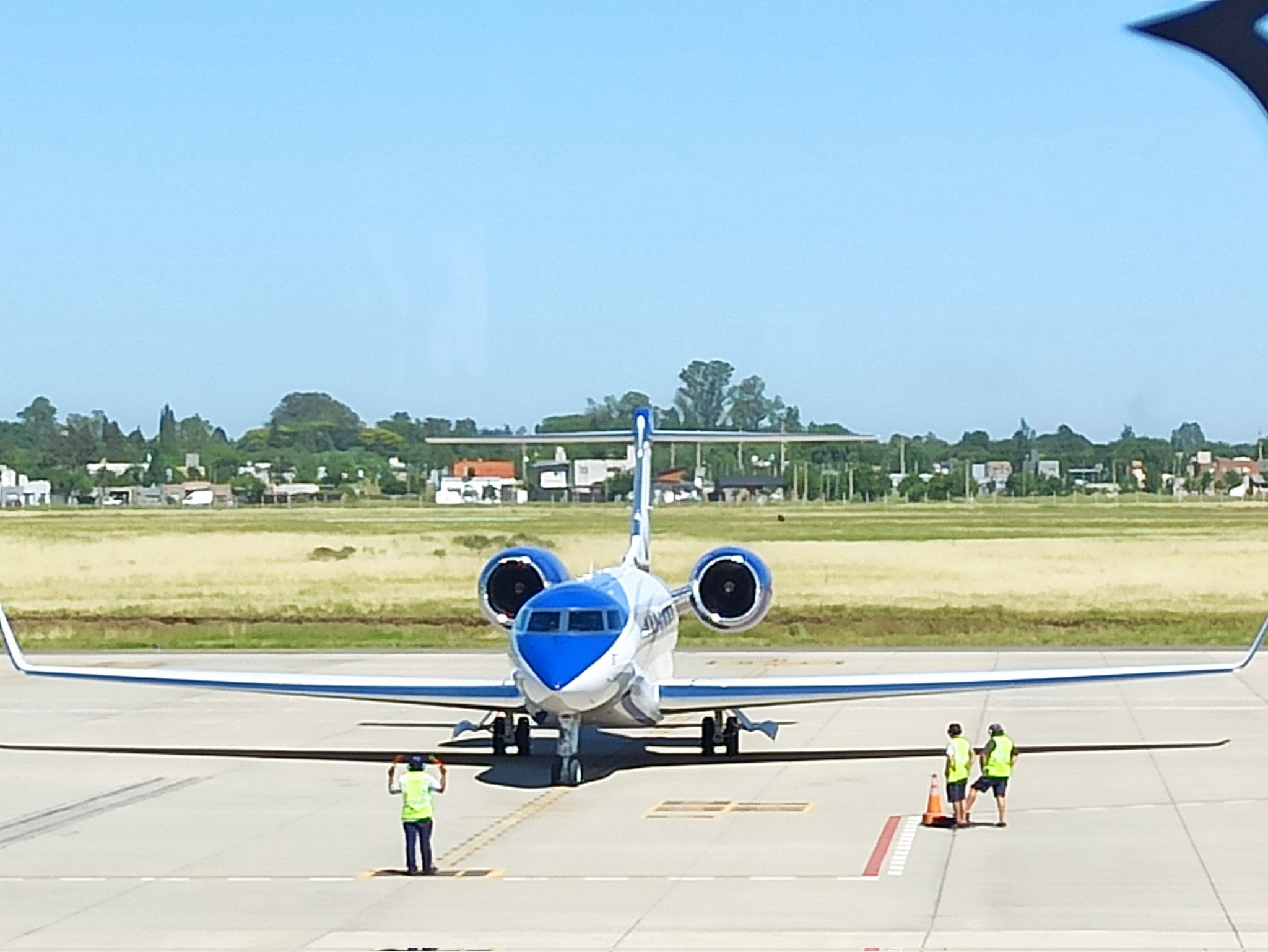 El avión privado aterrizó en Fisherton pasadas las 10 de la mañana.