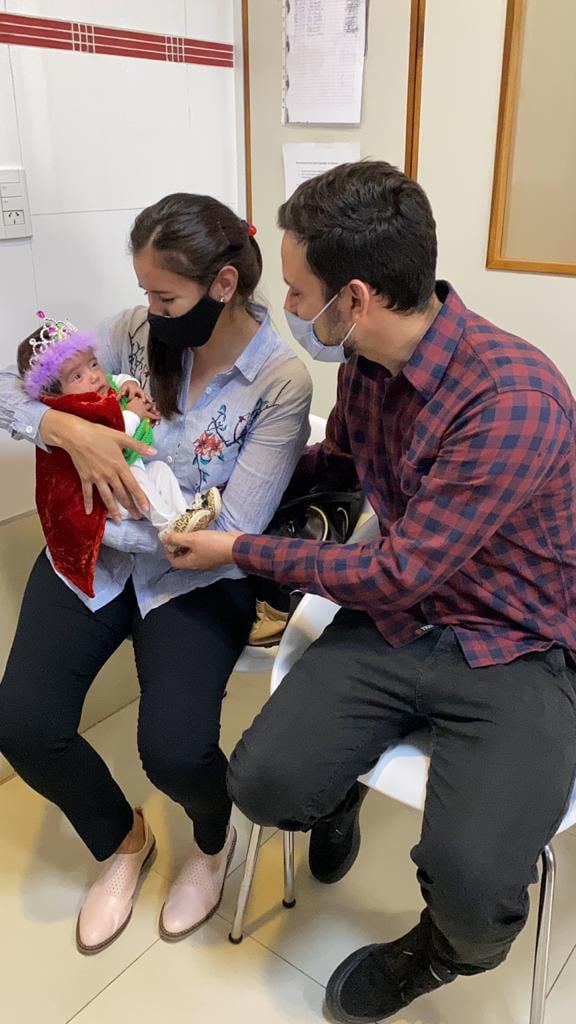 Amara, la pequeña prematura que recibe el alta de neonatología.