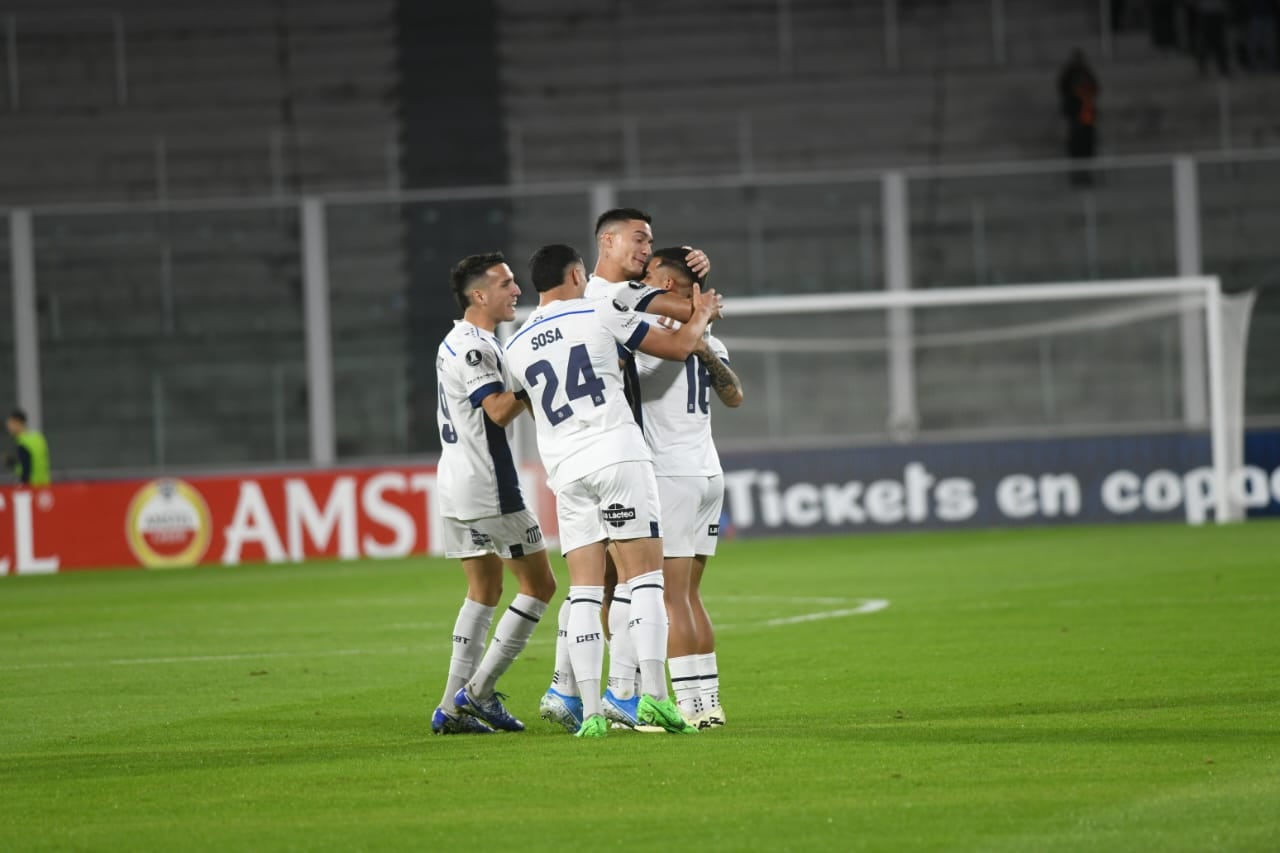 Catalán ganó en lo alto y puso el 1-0 para Talleres sobre Barcelona de Ecuador. (Javier Ferreyra/La Voz)