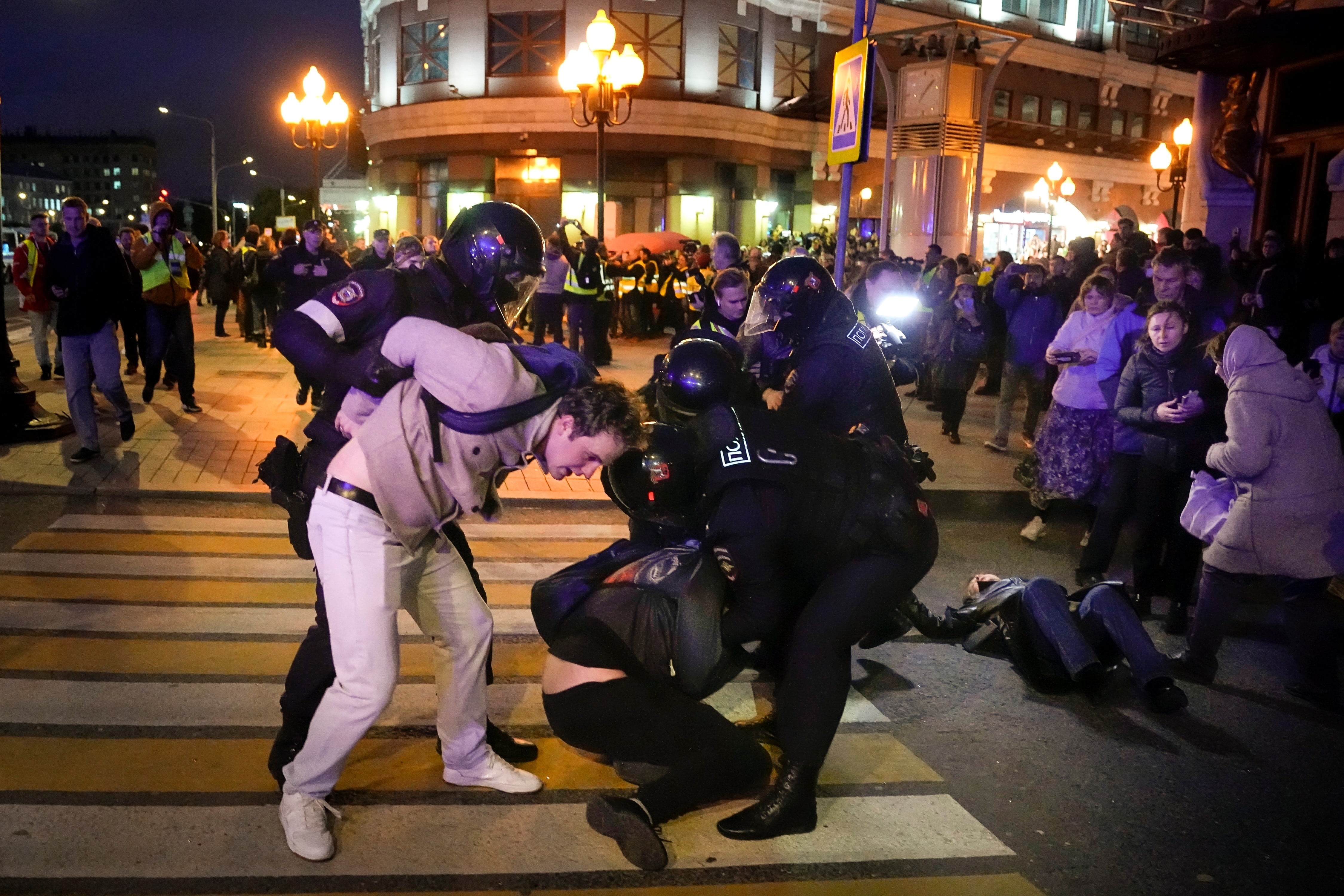 Moscú. Al menos 1.300 detenidos en Rusia por protestar contra la guerra de Putin. (Foto / AP)