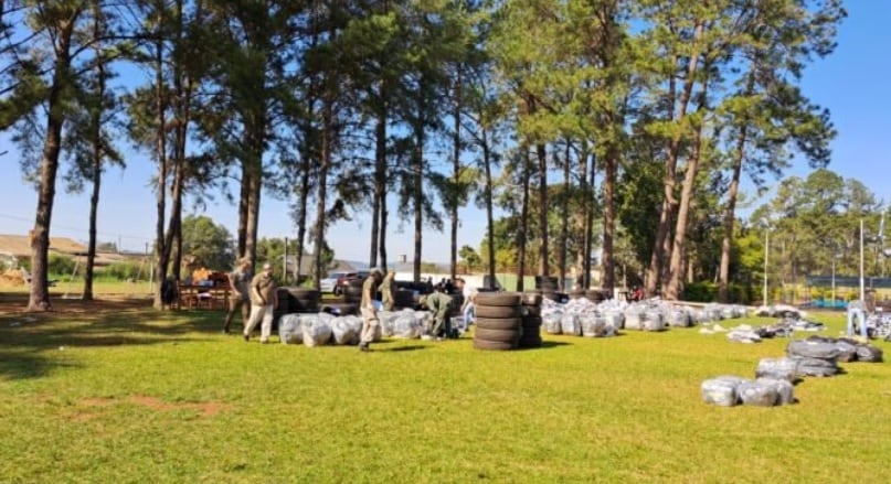 Millonaria apertura de mercadería de contrabando en Eldorado.