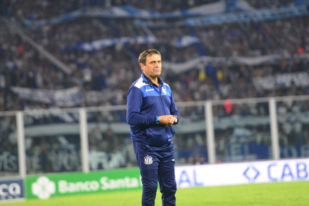 Ángel Hoyos y un Talleres que no reacciona: “Estamos en una transición, hay que ponerle el pecho”