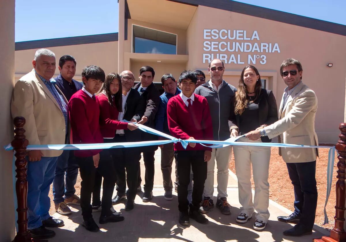 Alumnos y autoridades, en el momento de dejar inaugurado el nuevo edificio para la Escuela Secundaria Rural N° 3, en Misa Rumi.