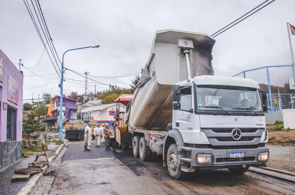 La Municipalidad de Ushuaia continua con los trabajos de pavimentación en el Barrio La Cantera.