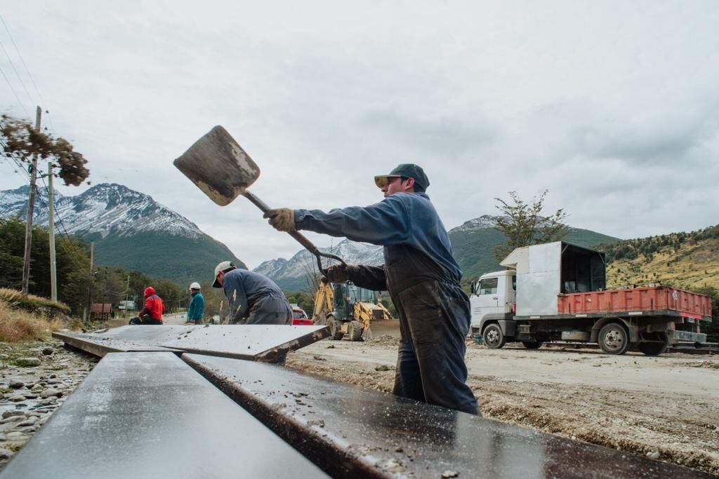 En Andorra iniciaron los trabajos de movimiento de suelo y construcción del cordón cuneta sobre la calle de acceso Lloncharich.