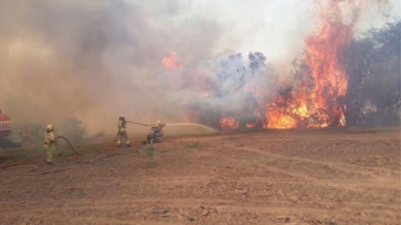 Bomberos combaten focos ígneos en Ambul.