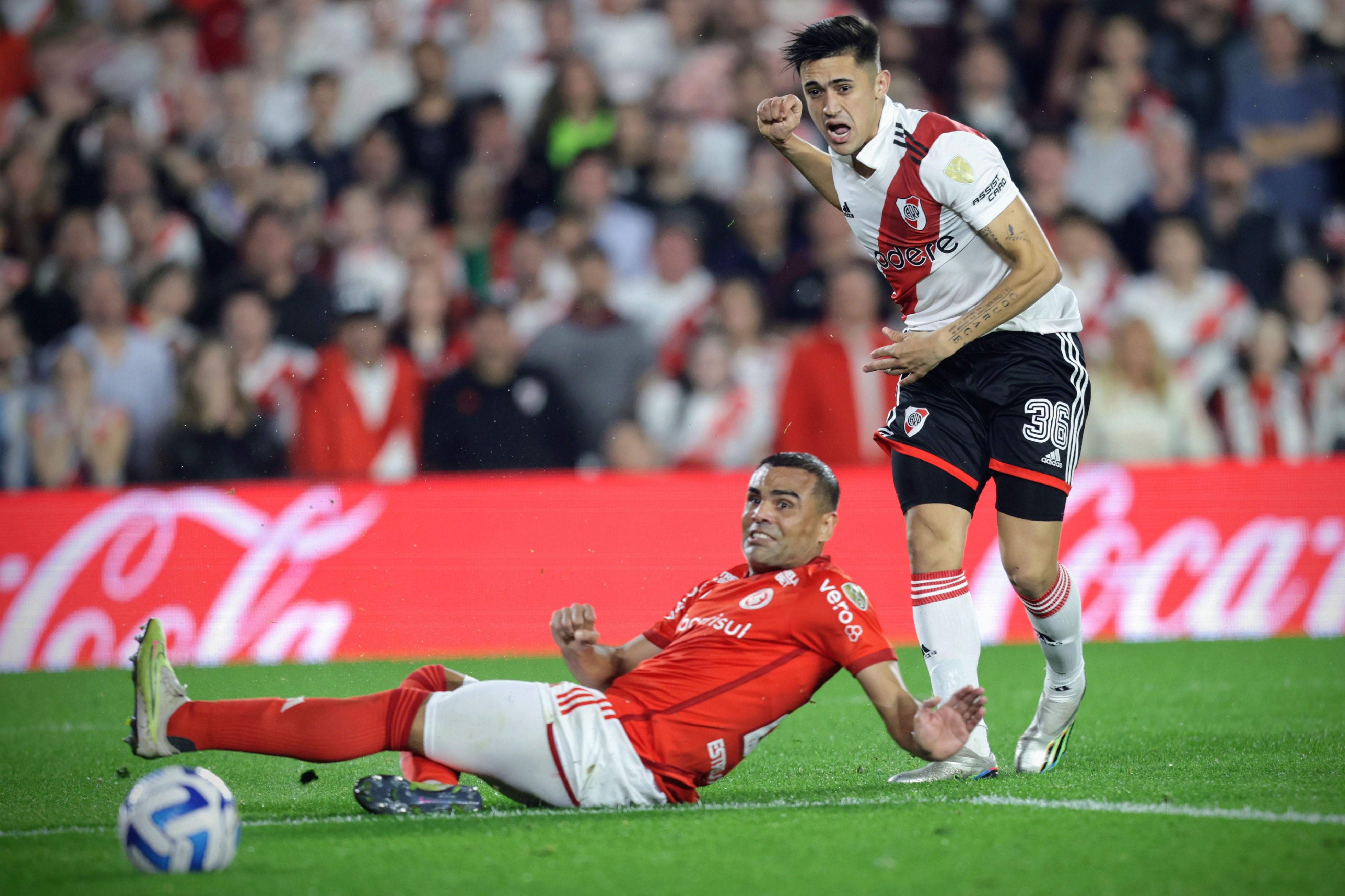 Pablo Solari marcando el empate parcial del choque entre River e Inter por la Copa Libertadores. (Fotobaires)