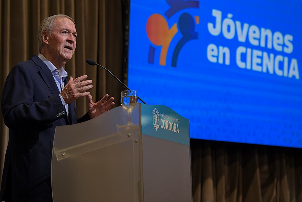 Schiaretti presentó el programa Jóvenes en Ciencia.