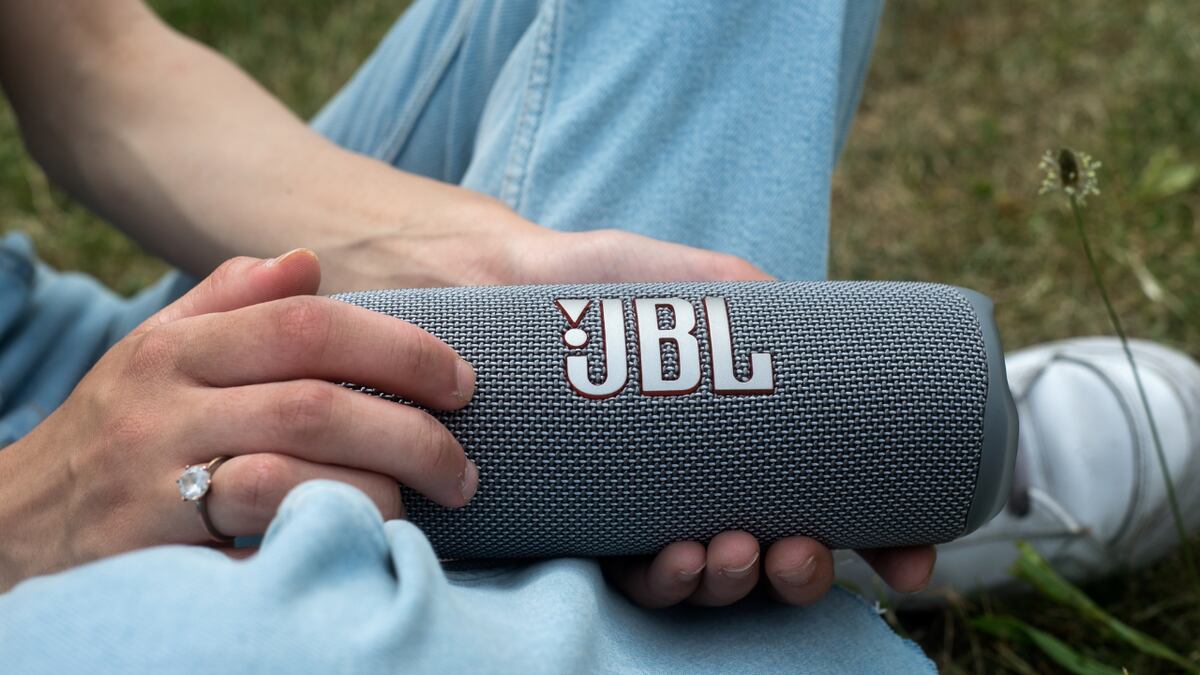¿Conviene comprar en Chile?: esto es lo que vale un parlante JBL