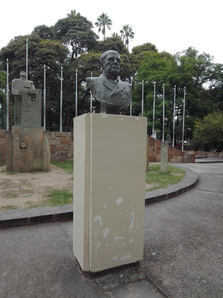 El busto fue colocado en un lugar desfavorable, y no tiene siquiera una placa indicando quién es.