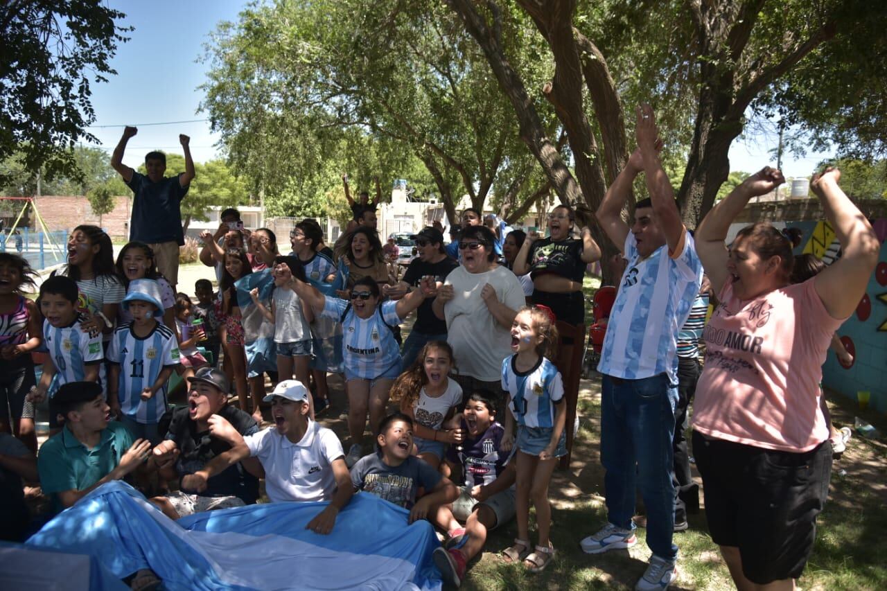 Argentina vs. Francia. Así se vive el partido en la casa de la familia del Cuti Romero. (Facundo Luque / La Voz)