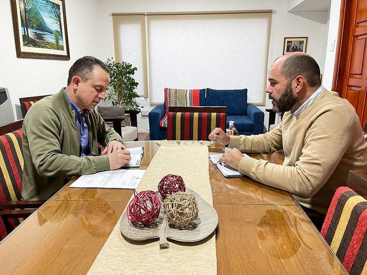 El ministro Jefe de Gabinete, Agustín Tita, mantuvo un encuentro con el secretario de Gobierno, Gastón Díaz.