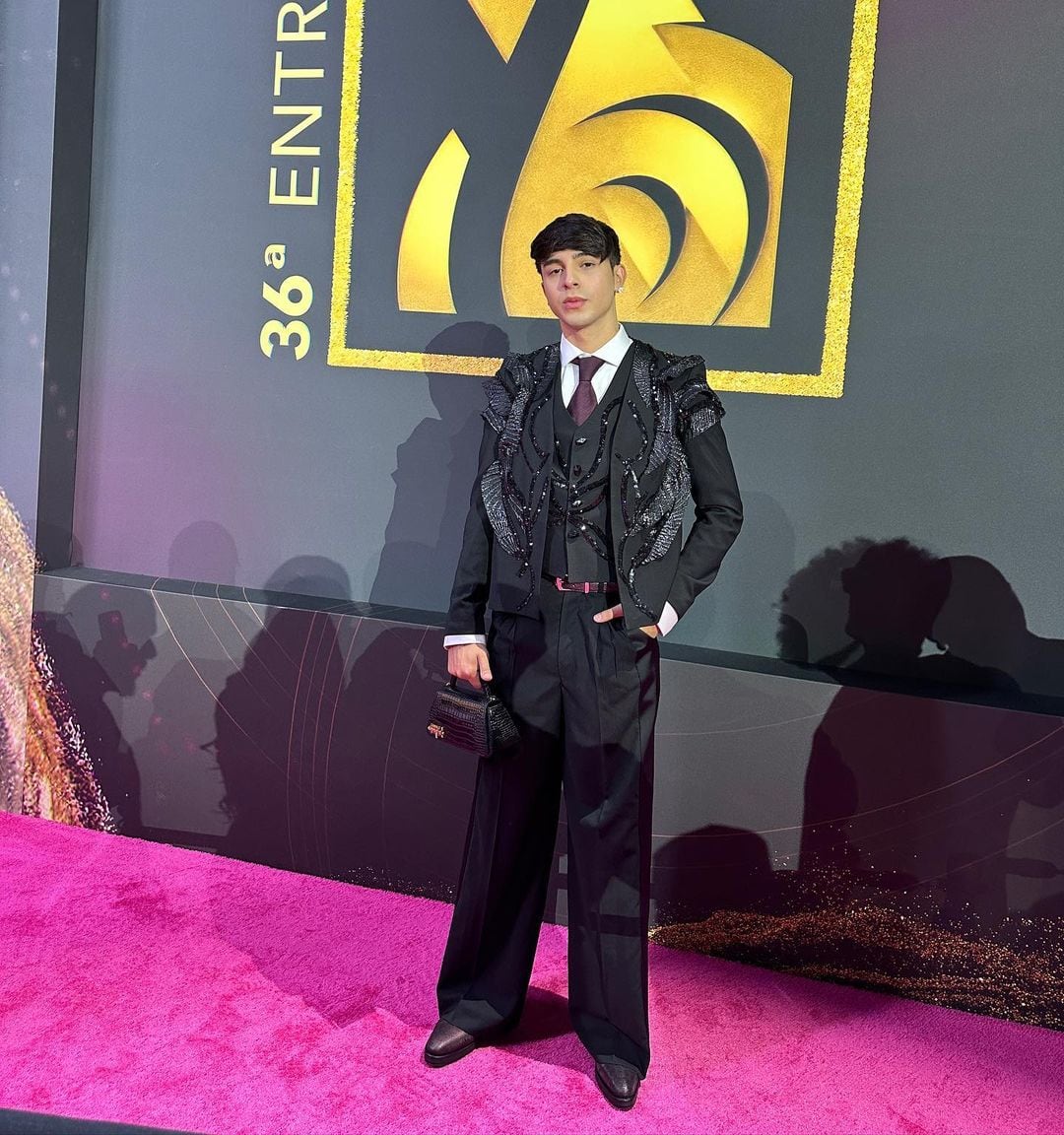 Rusherking en la alfombra magenta de los Premios Lo Nuestro 2024.