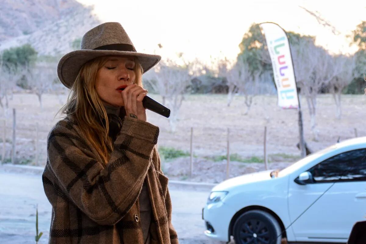 Virginia Da Cunha, artista de prestigio nacional, en la experiencia "Ecos de la Quebrada", en Purmamarca (Jujuy).