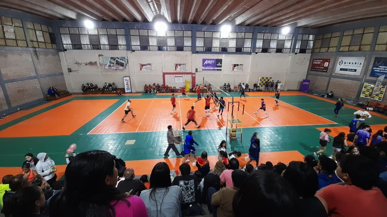 Ante una importante asistencia de público, los equipos de primera división de Gimnasia de Jujuy y Sociedad Española jugaron un partido exhibición durante el 13er Carnaval de Vóley.