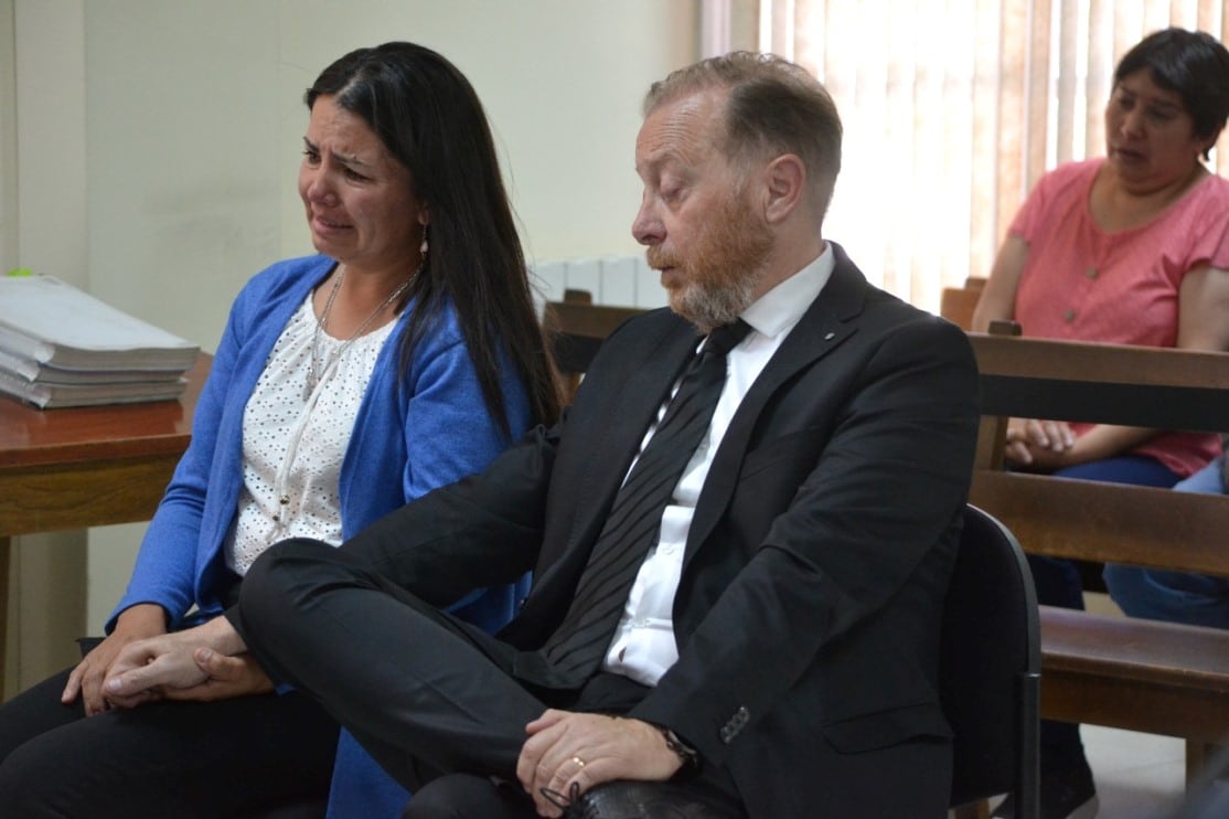 Lucía Carrasco junto a su abogado defensor, Gustavo Nedic, en el cierre del juicio por la muerte de Nélida Villar.