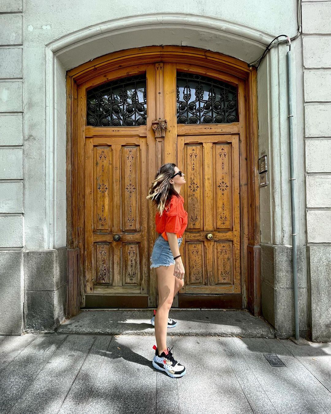 Blusa roja, short de jean y zapatillas: el look más informal de la China en España.