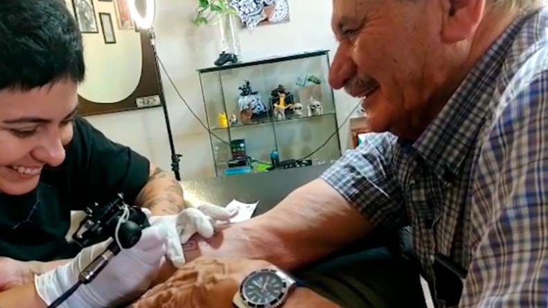 Con 86 años, cumplió su promesa y se tatuó por primera vez. (El Doce)