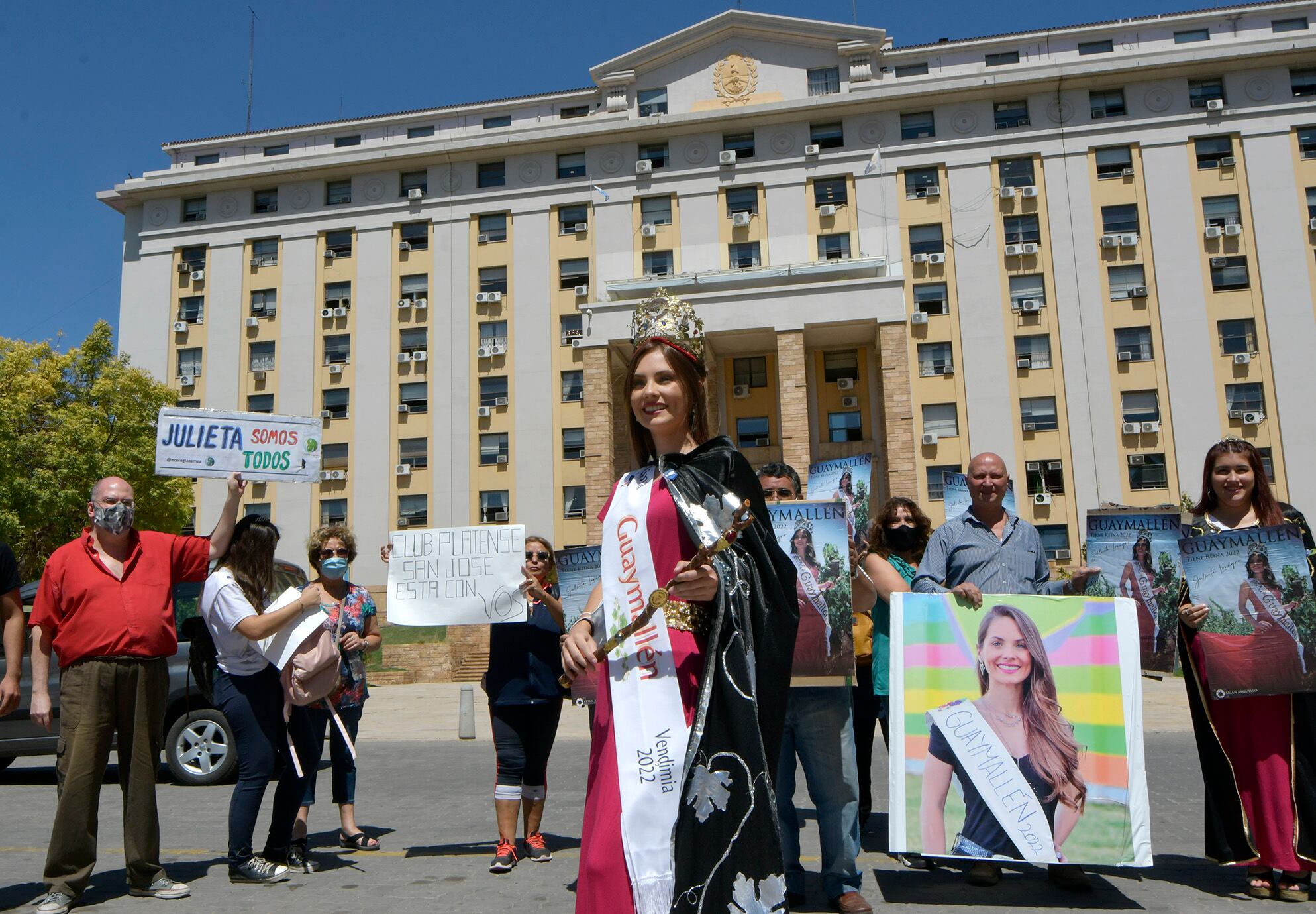 La reina no oficial de Guaymallén, Julieta Lonigro, reclamó en Casa de Gobierno. 