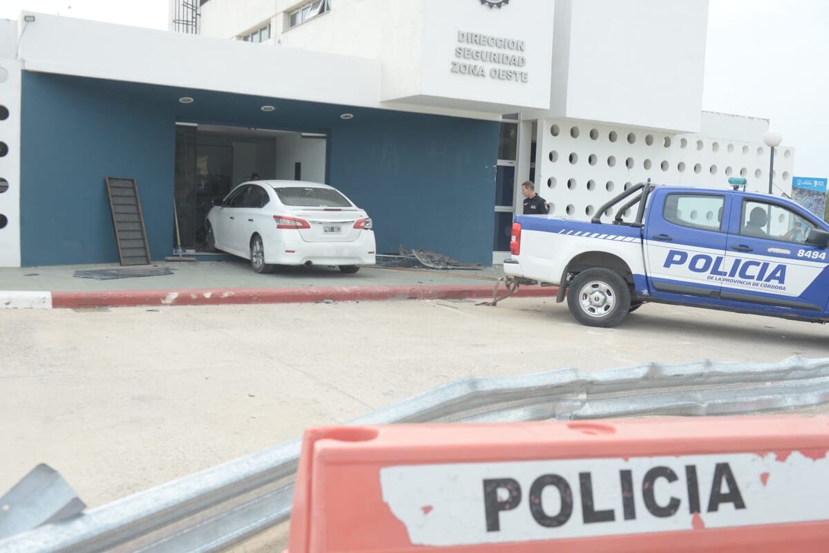 Córdoba, como en las películas: un auto se despistó y terminó estampado contra una comisaría