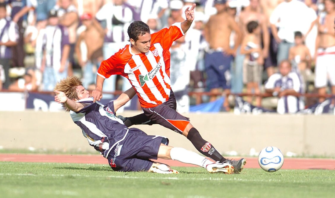 Buffarini yendo al piso en aquel clásico que Instituto ganó por 1 a 0 (Foto: Archivo / La Voz).