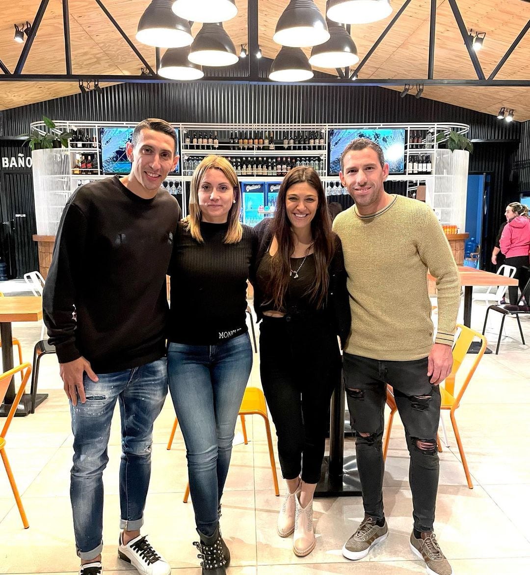 Ángel Di María y Maxi Rodríguez se encontraron hace dos años en el bar El Casco, uno de los principales locales comerciales del predio.