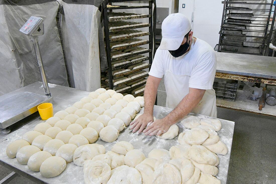 Algunas panaderías aumentaron el precio de sus productos panificados, por el aumento en los costos, como son leudantes, grasas, harina, y por cargas impositivas e impuestos.
en la foto Panaderia Abadia, de Godoy Cruz no aumento el precio del pan todavia.

Crisis, inflación, económico, empleado, panadero, empleo, trabajador