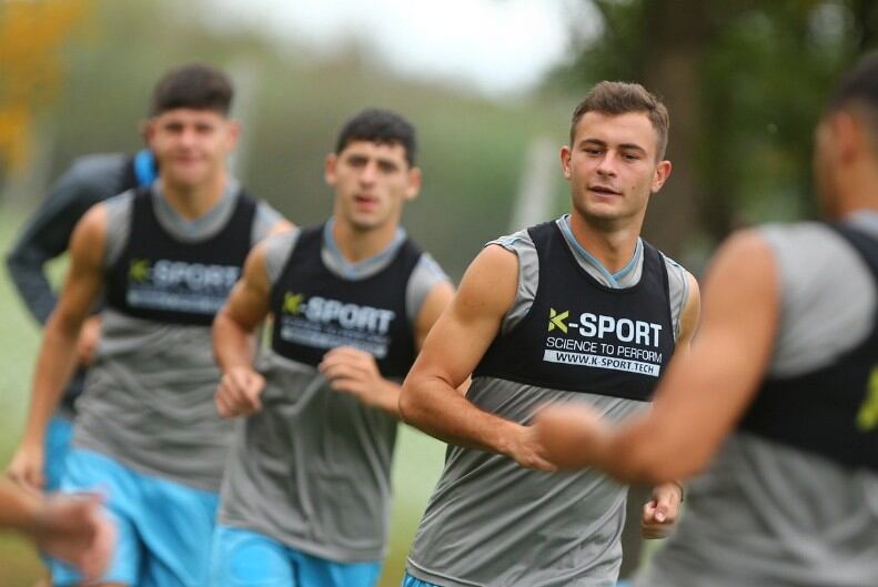 Trabajan. En el predio los futbolistas entrenan a la espera de Chicago. Longo, Sánchez y Zapelli en la línea de trabajo. (Prensa Belgrano)