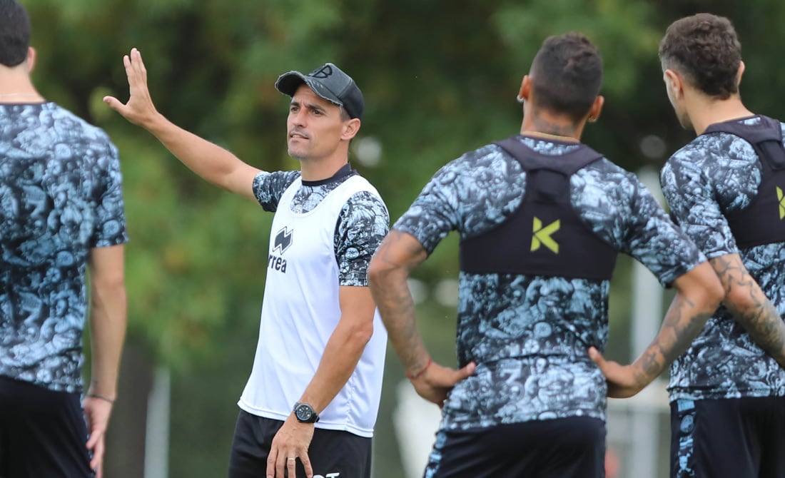 Farré habló con los jugadores esta mañana durante la práctica (Foto: Prensa Belgrano).