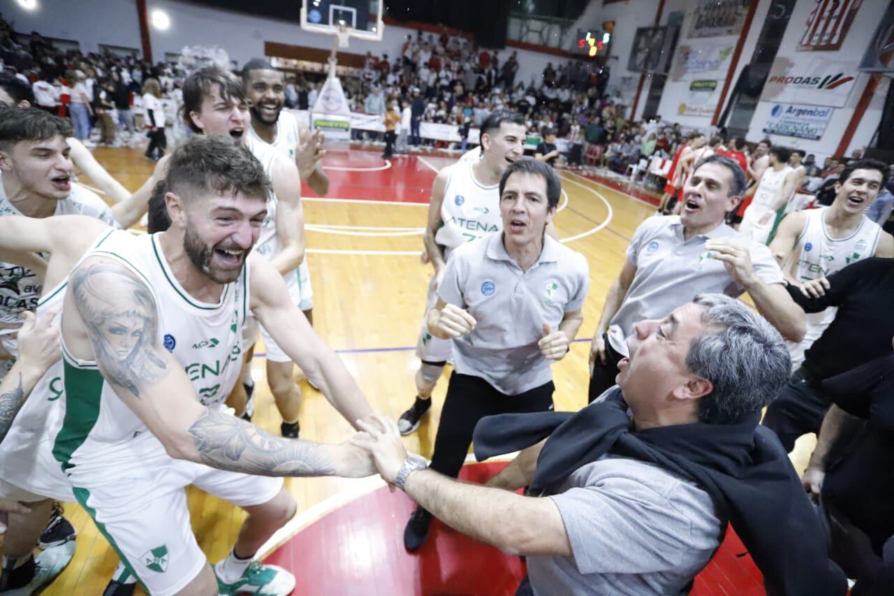 Lucas Arn, capitán y goleador de Atenas en el cuarto partido contra Suardi, festeja la victoria con el presidente David Urreta. (Germán Ruiz / Prensa Atenas)