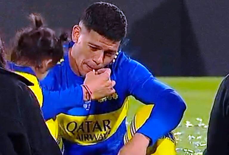 La imagen viral de Marcos Rojo, fumando en el césped del estadio Kempes tras el título de Boca Juniors.