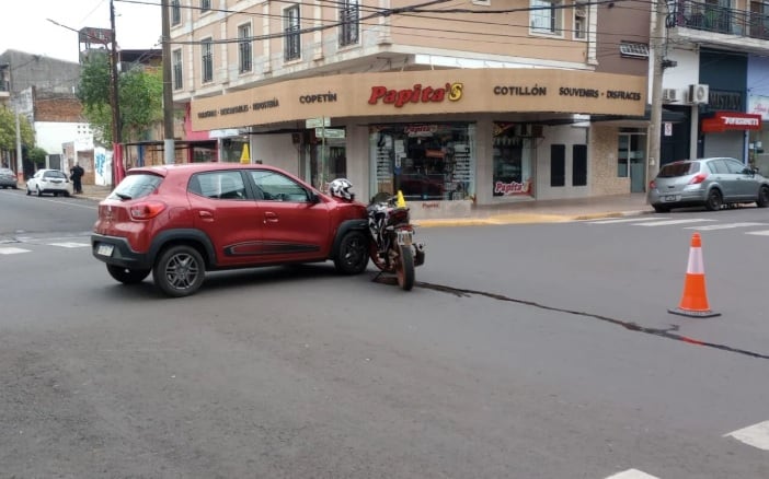 Accidente vial en Posadas dejó como saldo a un motociclista herido.