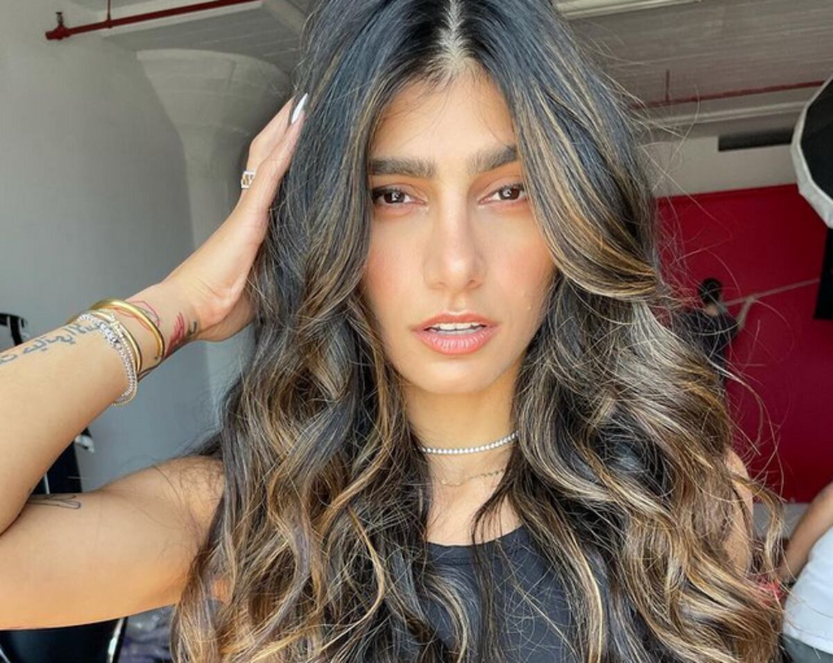 Mia Khalifa posó con solo una bata desde Paris