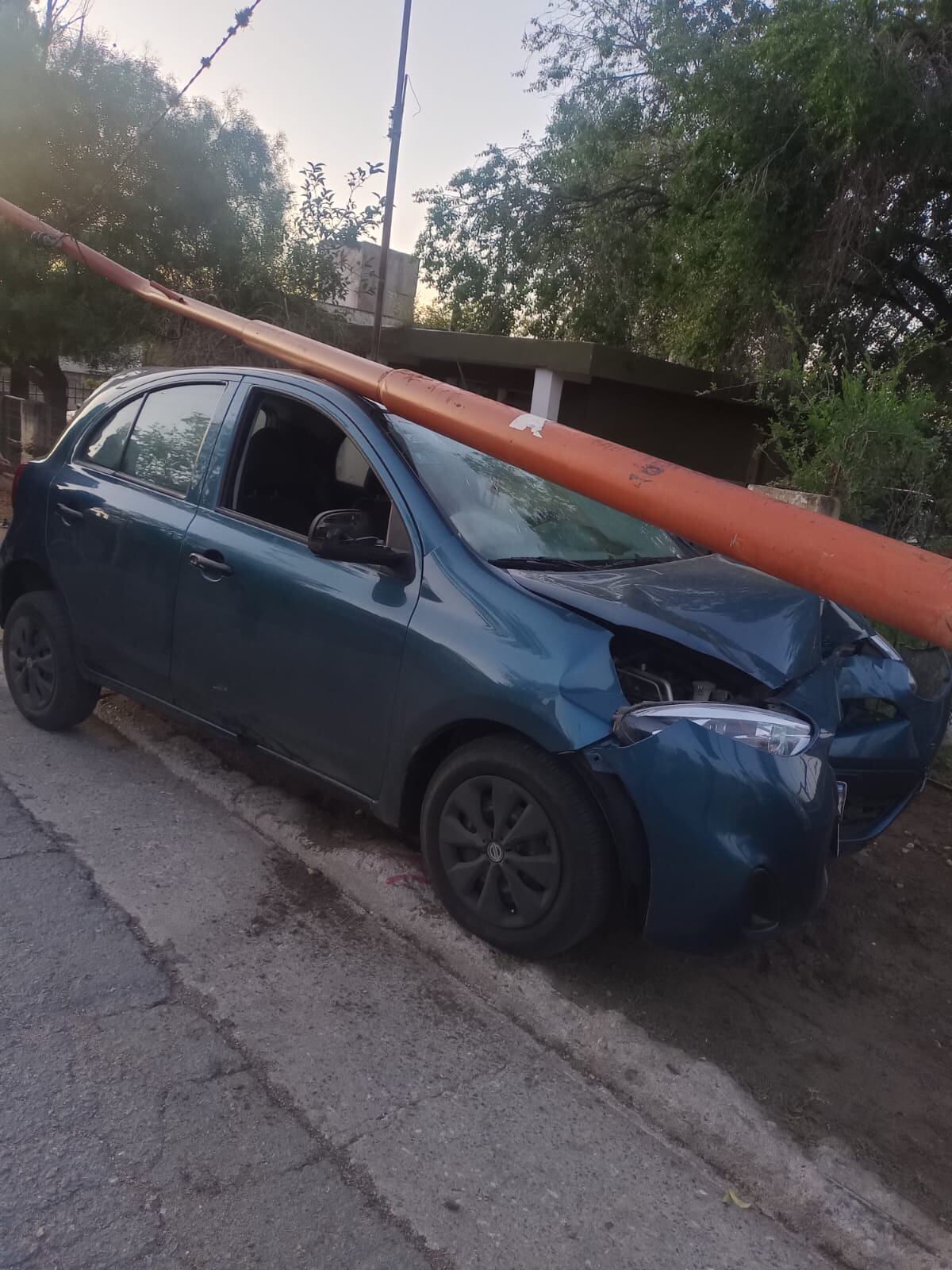 El auto dañado. (Policía)