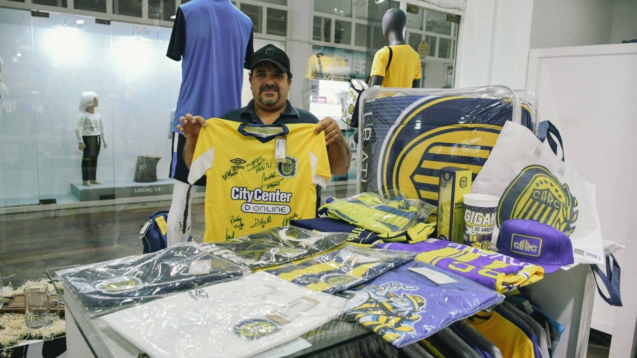 Los jugadores firmaron la camiseta alternativa amarilla para sumarla a la nueva colección.