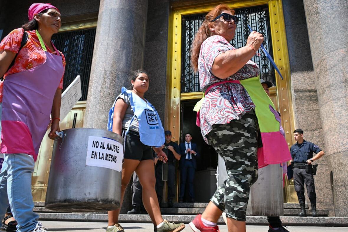 La organización social marchó al Ministerio de Economía y también en el ingreso al country donde vive Luis Caputo. Foto: Barrios de Pie