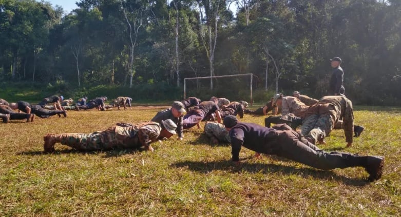 Fuerzas de seguridad entrenan en Puerto Iguazú.