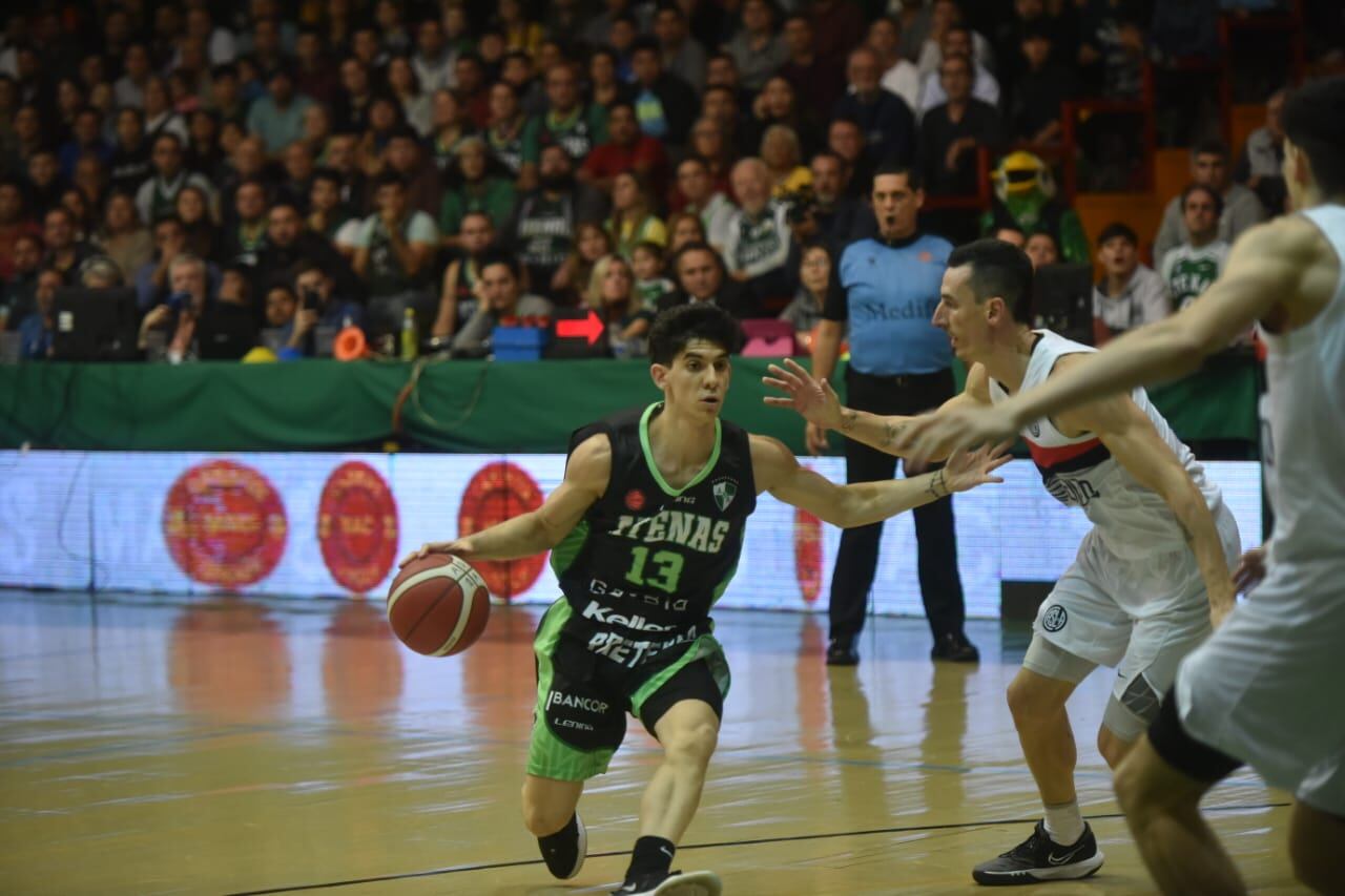 Atenas enfrentó a San Lorenzo por la serie de permanencia de la Liga Nacional de Básquet en el Cerutti. (Facundo Luque / La Voz)