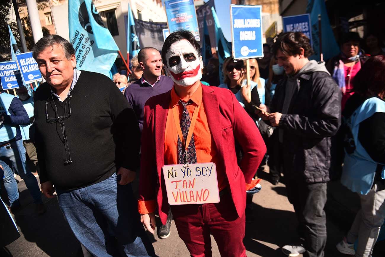 Docentes nucleados en UEPC salen a las calles contra el ofrecimiento salarial del Gobierno. Trabajadores de Hospitales provinciales marchan también al Centro Cívico. (Pedro Castillo / La Voz)