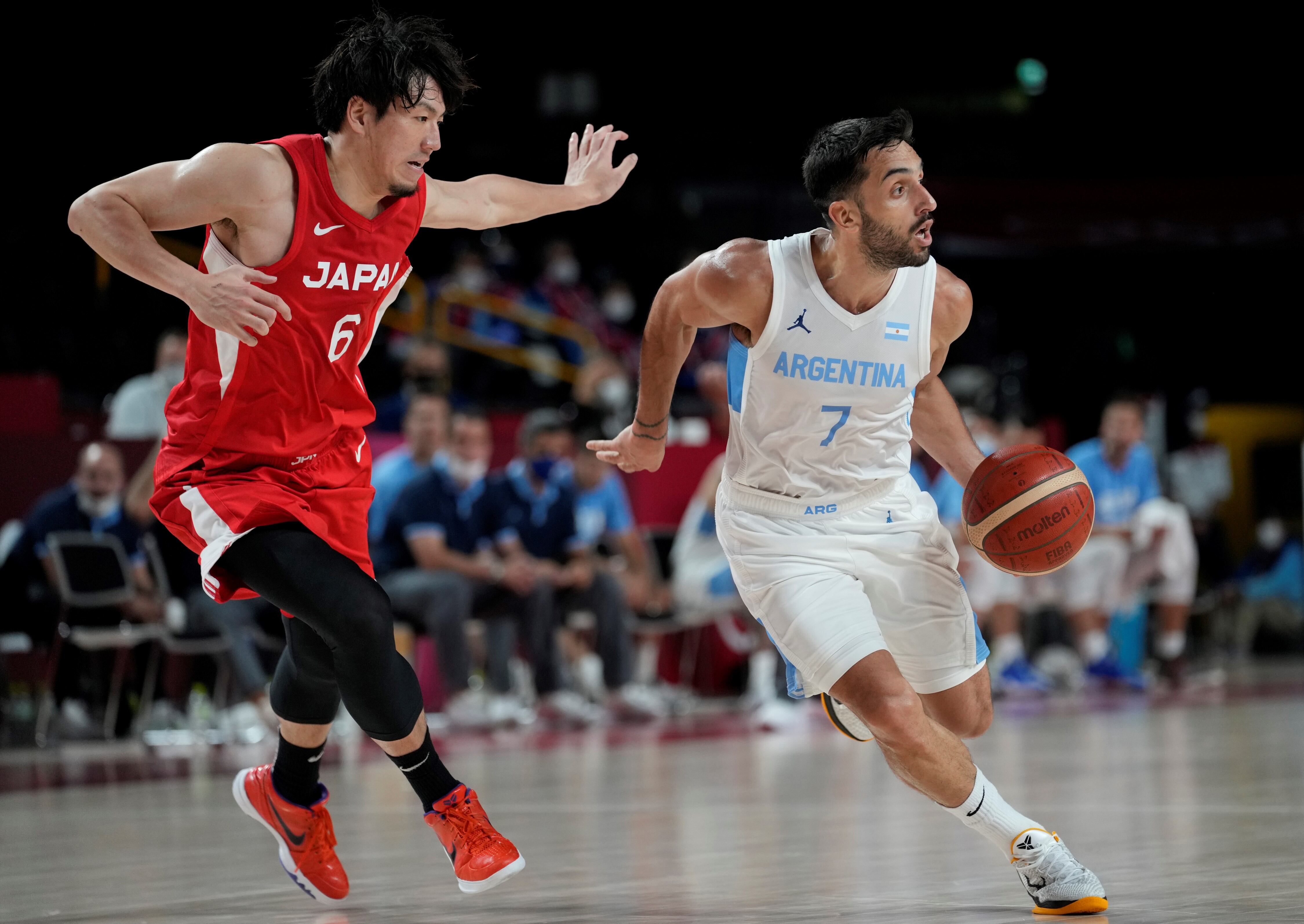 El cordobés Campazzo redondeó un buen partido ante Japón con doble figura (17 puntos y 11 asistencias) para llevar a Argentina a los cuartos de final. (Foto: AP)