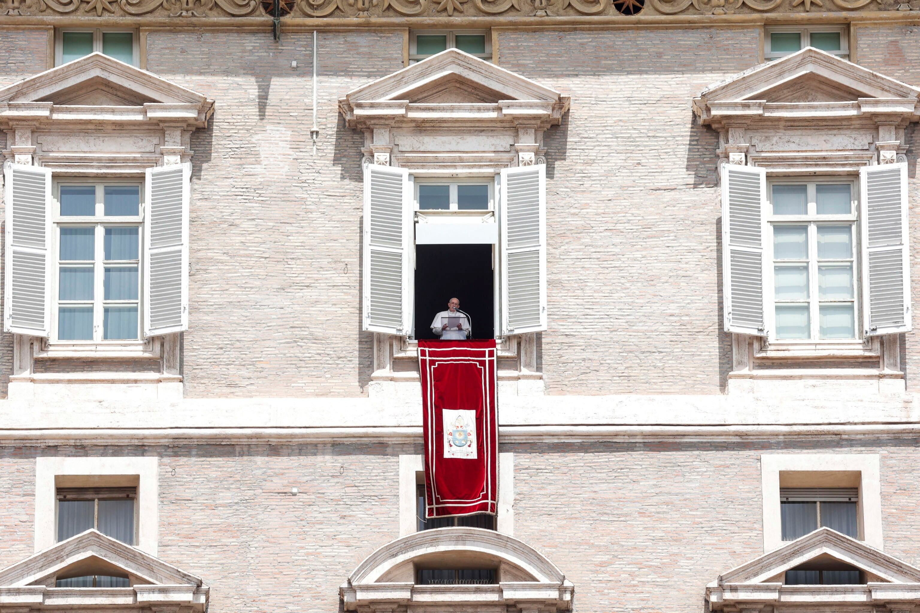 El papa Francisco durante el rezo del Ángelus en la Plaza San Pedro, Vaticano, Roma, el 1 de agosto de 2021.