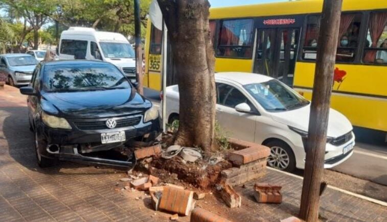 Perdió el control de su vehículo e impactó contra un cantero en Posadas.