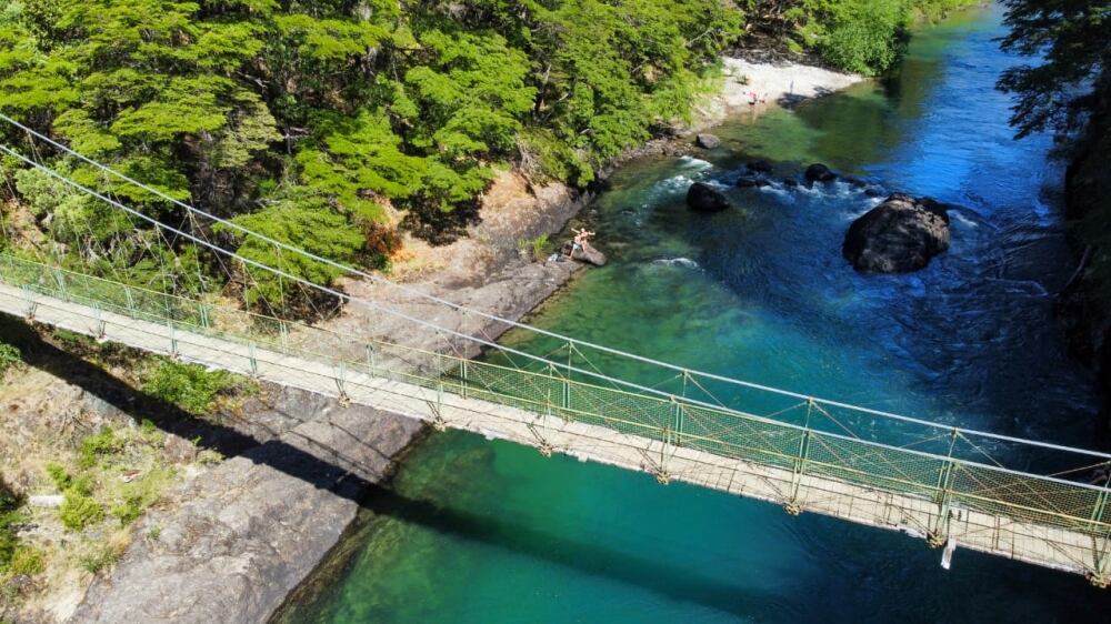 Otro lugar de ensueños en Río Negro es la Pasarela del Río Manso.