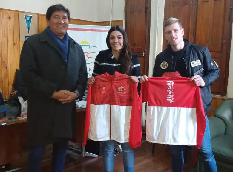 El secretario provincial de Deportes y Recreación, Hugo Flores, despidió a Brenda "Pumita" Carabajal, la campeona jujeña que viaja a Buenos Aires y luego a Nueva York para una pelea programada para el 6 de agosto.