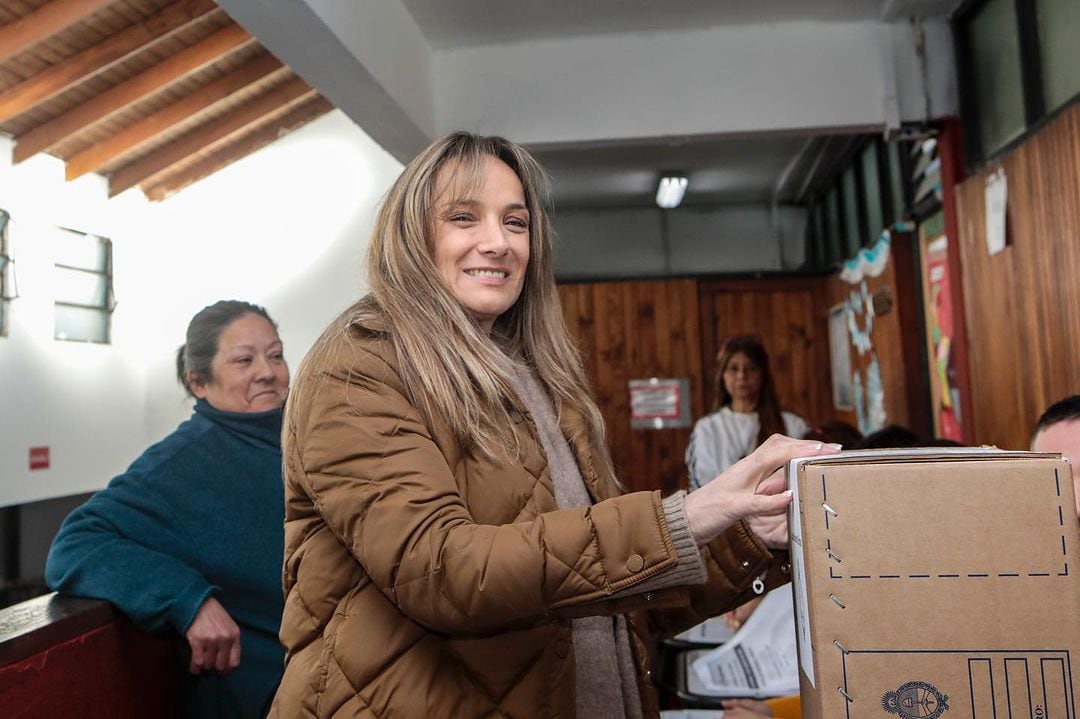 El look comfy en tonos tierra que eligió Malena Galmarini para ir a votar