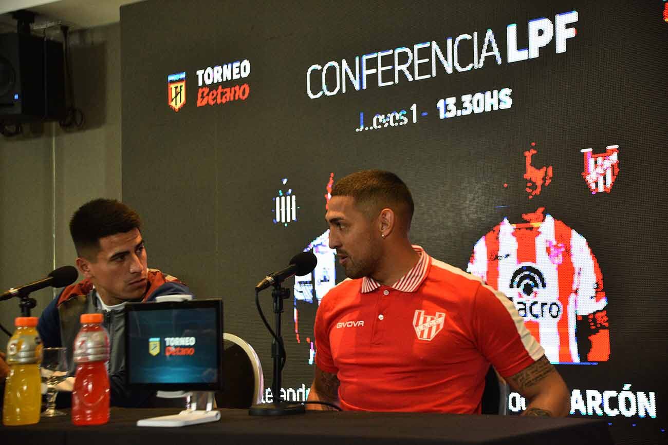 Martínez y Alarcón en la presentación del clásico de fútbol Talleres-Instituto en Córdoba. (Pedro Castillo / La Voz)